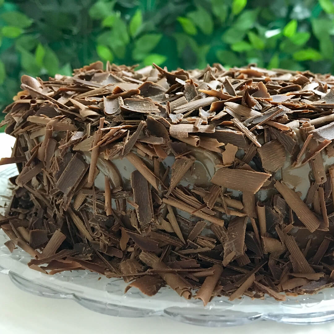Bolo de Brigadeiro com Raspas de Chocolate